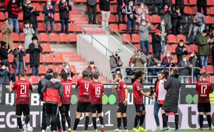Nach dem Sieg im Hinspiel gegen Osnabrück bedanken sich die Ingolstädter Profis bei den rund 250 Fans. Foto: Matthias Balk/dpa