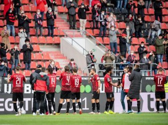Nach dem Sieg im Hinspiel gegen Osnabrück bedanken sich die Ingolstädter Profis bei den rund 250 Fans. Foto: Matthias Balk/dpa Nach dem Sieg im Hinspiel gegen Osnabrück bedanken sich die Ingolstädter Profis bei den rund 250 Fans. Foto: Matthias Balk/dpa