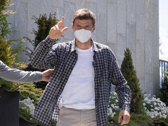 Thomas Müller grüßt bei seiner Ankunft am Hotel Nidum in Österreich. Foto: Christian Charisius/dpa Thomas Müller grüßt bei seiner Ankunft am Hotel Nidum in Österreich. Foto: Christian Charisius/dpa