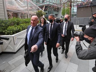 Ryan Giggs (M.) muss sich vor Gericht verantworten. Foto: Peter Byrne/PA Wire/dpa Ryan Giggs (M.) muss sich vor Gericht verantworten. Foto: Peter Byrne/PA Wire/dpa