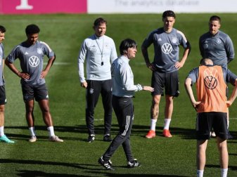 Bundestrainer Joachim Löw schwört die Nationalspieler auf die EM ein. Foto: Christian Charisius/dpa Bundestrainer Joachim Löw schwört die Nationalspieler auf die EM ein. Foto: Christian Charisius/dpa