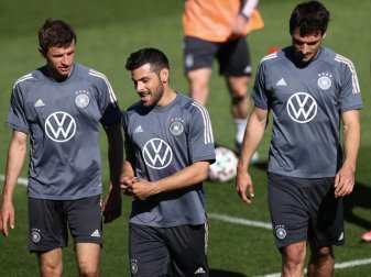 Kevin Volland (M.) ist wie Thomas Müller (l) und Mats Hummels zurück im DFB-Team. Foto: Christian Charisius/dpa Kevin Volland (M.) ist wie Thomas Müller (l) und Mats Hummels zurück im DFB-Team. Foto: Christian Charisius/dpa