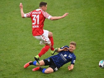 Behält das Mainzer Trikot vorerst an: Dominik Kohr (o). Foto: Torsten Silz/dpa Behält das Mainzer Trikot vorerst an: Dominik Kohr (o). Foto: Torsten Silz/dpa