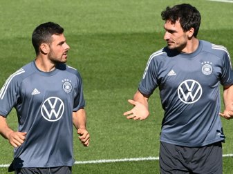 Hummels (r.) wird voraussichtlich in der Abwehr spielen Hummels (r.) wird voraussichtlich in der Abwehr spielen