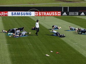 Bundestrainer Joachim Löw (M) steht bei der Erwärmung ohne Ball zwischen den Spielern. Foto: Christian Charisius/dpa Bundestrainer Joachim Löw (M) steht bei der Erwärmung ohne Ball zwischen den Spielern. Foto: Christian Charisius/dpa