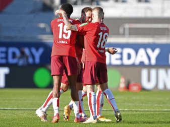 Der 1. FC Köln entschied das Relegations-Rückspiel klar für sich und bleibt in der Bundesliga. Foto: Carmen Jaspersen/dpa