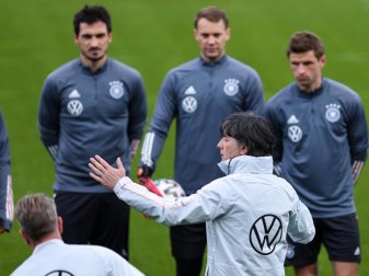 Fußball: Nationalmannschaft, Trainingslager, Training. Serge Gnabry (l-r), Mats Hummels, Torwart Manuel Neuer, Bundestrainer Joachim Löw und Thomas Müller auf dem Trainingsplatz. Foto: Christian Charisius/dpa Fußball: Nationalmannschaft, Trainingslager, Training. Serge Gnabry (l-r), Mats Hummels, Torwart Manuel Neuer, Bundestrainer Joachim Löw und Thomas Müller auf dem Trainingsplatz. Foto: Christian Charisius/dpa