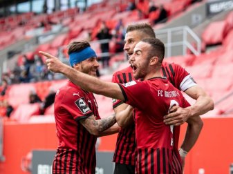 Ingolstadts Robin Krauße (l-r), Stefan Kutschke und Torschütze Fatih Kaya jubeln über den Treffer zum 2:0 im Relegation-Hinspiel. Foto: Matthias Balk/dpa Ingolstadts Robin Krauße (l-r), Stefan Kutschke und Torschütze Fatih Kaya jubeln über den Treffer zum 2:0 im Relegation-Hinspiel. Foto: Matthias Balk/dpa