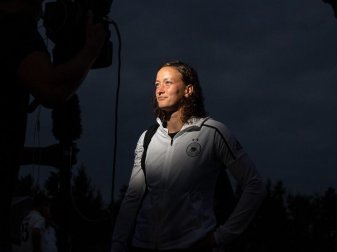 Torhüterin Almuth Schult (l) steht während eines Interviews vor einer Kamera. Foto: Sebastian Gollnow/dpa Torhüterin Almuth Schult (l) steht während eines Interviews vor einer Kamera. Foto: Sebastian Gollnow/dpa