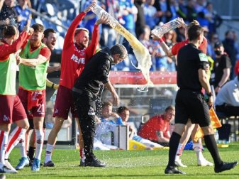 Kölns Trainer Friedhelm Funkel (M.) bekam nach dem Klassenerhalt eine Bierdusche. Foto: Carmen Jaspersen/dpa Kölns Trainer Friedhelm Funkel (M.) bekam nach dem Klassenerhalt eine Bierdusche. Foto: Carmen Jaspersen/dpa