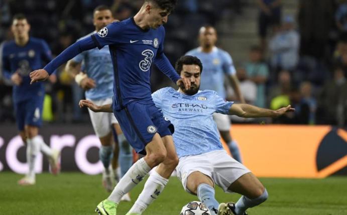 Ilkay Gündogan (r) im Zweikampf mit Kai Havertz. Foto: Pierre Philippe Marcou/Pool AFP via AP/dpa