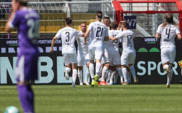 Ingolstadts Torschütze Bilbija (verdeckt) feiert seinen Treffer zum 1:2 mit Dominik Franke (l-r), Tobias Schröck und Björn Paulsen. Foto: Friso Gentsch/dpa
