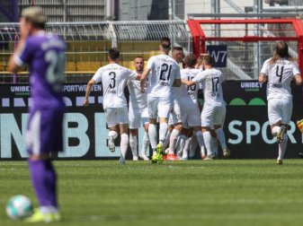 Ingolstadts Torschütze Bilbija (verdeckt) feiert seinen Treffer zum 1:2 mit Dominik Franke (l-r), Tobias Schröck und Björn Paulsen. Foto: Friso Gentsch/dpa Ingolstadts Torschütze Bilbija (verdeckt) feiert seinen Treffer zum 1:2 mit Dominik Franke (l-r), Tobias Schröck und Björn Paulsen. Foto: Friso Gentsch/dpa