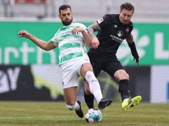 Der Fürther Mergim Mavraj (l) kämpft mit dem Nürnberger Manuel Schäffler um den Ball. Foto: Daniel Karmann/dpa Der Fürther Mergim Mavraj (l) kämpft mit dem Nürnberger Manuel Schäffler um den Ball. Foto: Daniel Karmann/dpa