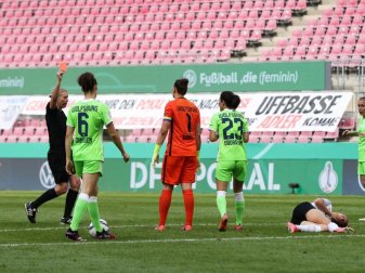Wolfsburgs Torhüterin Almuth Schult sah in der Verlängerung die Rote Karte. Foto: Marcel Kusch/dpa
