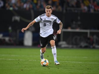 Toni Kroos war an Corona erkrankt und durfte erst nach Ablauf einer häuslichen Quarantäne nach Österreich reisen. Foto: Daniel Reinhardt/dpa Toni Kroos war an Corona erkrankt und durfte erst nach Ablauf einer häuslichen Quarantäne nach Österreich reisen. Foto: Daniel Reinhardt/dpa