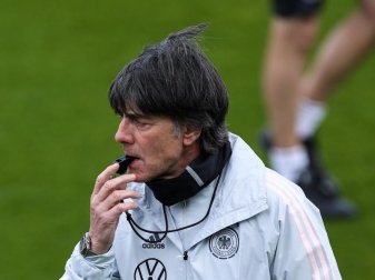 Bundestrainer Joachim Löw belastet seine EM-Spieler in den ersten Tagen in Österreich hart. Foto: Christian Charisius/dpa