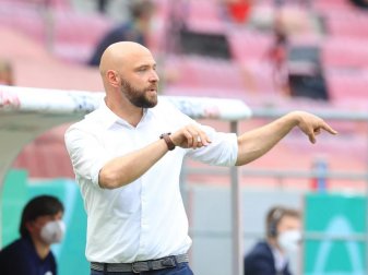 Wolfsburgs Trainer Stephan Lerch will sich mit dem Double verabschieden. Foto: Marcel Kusch/dpa Wolfsburgs Trainer Stephan Lerch will sich mit dem Double verabschieden. Foto: Marcel Kusch/dpa