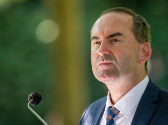 Zuschauer in München: Aiwanger fordert Entscheidung