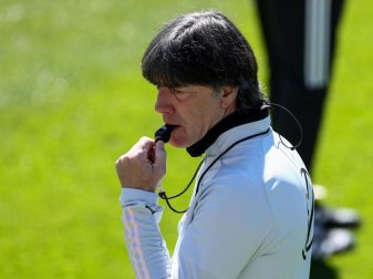 Im EM-Trainingslager feilt Bundestrainer Joachim Löw an der Form seiner Spieler. Foto: Christian Charisius/dpa
