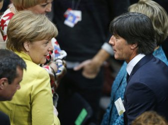Joachim löw tauschte sich mit Angela Merkel aus Joachim löw tauschte sich mit Angela Merkel aus