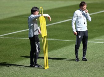 Bundestrainer Joachim Löw (l) und Assistenztrainer Marcus Sorg stehen auf dem Platz beim Training. Foto: Christian Charisius/dpa Bundestrainer Joachim Löw (l) und Assistenztrainer Marcus Sorg stehen auf dem Platz beim Training. Foto: Christian Charisius/dpa