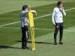 Bundestrainer Joachim Löw (l) und Assistenztrainer Marcus Sorg stehen auf dem Platz beim Training. Foto: Christian Charisius/dpa