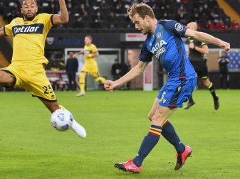 Schalke-Neuzugang Thomas Ouwejan (r) in Aktion für Udinese Calcio. Foto: Andrea Bressanutti/LaPresse via ZUMA Press/dpa Schalke-Neuzugang Thomas Ouwejan (r) in Aktion für Udinese Calcio. Foto: Andrea Bressanutti/LaPresse via ZUMA Press/dpa