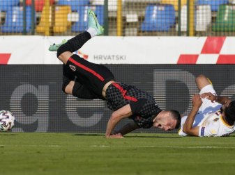 Der Kroate Borna Barisic (l) wird von Andre Calisi aus Armenien gefoult. Foto: Uncredited/AP/dpa
