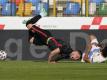 Der Kroate Borna Barisic (l) wird von Andre Calisi aus Armenien gefoult. Foto: Uncredited/AP/dpa