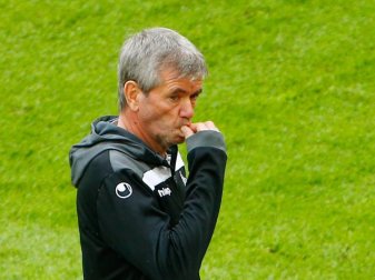 Kritisiert die Führung des 1. FC Köln: Trainer Friedhelm Funkel. Foto: Thilo Schmuelgen/Reuters-Pool/dpa Kritisiert die Führung des 1. FC Köln: Trainer Friedhelm Funkel. Foto: Thilo Schmuelgen/Reuters-Pool/dpa