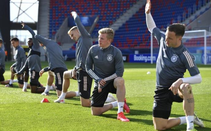 Die deutschen U21-Spieler erwartet ein intensives Halbfinale gegen die Niederlande. Foto: Marton Monus/dpa