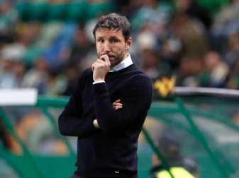Mark van Bommel ist der neue Trainer des VfL Wolfsburg. Foto: Armando Franca/AP/dpa Mark van Bommel ist der neue Trainer des VfL Wolfsburg. Foto: Armando Franca/AP/dpa