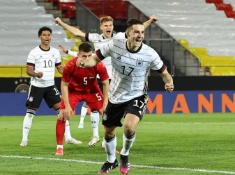 Florian Neuhaus (r/17) jubelt über sein Tor zum 1:0. Foto: Christian Charisius/dpa Florian Neuhaus (r/17) jubelt über sein Tor zum 1:0. Foto: Christian Charisius/dpa