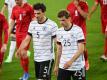 Comeback gegen Dänemark: Mats Hummels (l) und Thomas Müller gehen in die Halbzeitpause. Foto: Federico Gambarini/dpa