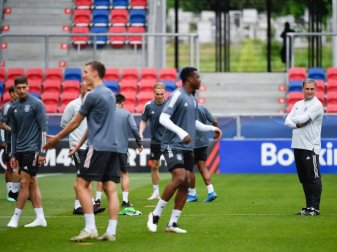U21-Trainer Stefan Kuntz (r) verfolgt das Training der deutschen Spieler. Foto: Marton Monus/dpa