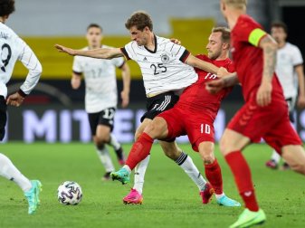 Der deutsche Kicker Thomas Müller (2.v.l.) kämpft mit Christian Eriksen (2.v.r.) von Dänemark um den Ball. Foto: Christian Charisius/dpa Der deutsche Kicker Thomas Müller (2.v.l.) kämpft mit Christian Eriksen (2.v.r.) von Dänemark um den Ball. Foto: Christian Charisius/dpa