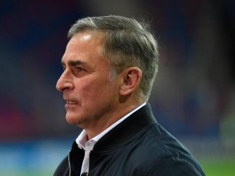 Hat auf zwei Positionen für das Halbfinale gegen die Niederlande gewechselt: U21-Trainer Stefan Kuntz. Foto: Marton Monus/dpa Hat auf zwei Positionen für das Halbfinale gegen die Niederlande gewechselt: U21-Trainer Stefan Kuntz. Foto: Marton Monus/dpa