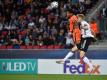 Amos Pieper (r) kämpft mit dem Niederländer Justin Kluivert um den Ball. Foto: Marton Monus/dpa