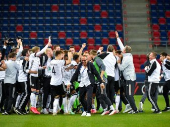 Die U21-Spieler jubeln nach dem Spiel. Foto: Marton Monus/dpa Die U21-Spieler jubeln nach dem Spiel. Foto: Marton Monus/dpa