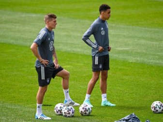 Zurück auf dem Trainingsplatz: Toni Kroos (l). Foto: Federico Gambarini/dpa Zurück auf dem Trainingsplatz: Toni Kroos (l). Foto: Federico Gambarini/dpa