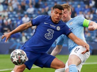 Hat seinen Vertrag beim FC Chelsea um ein Jahr verlängert: Thiago Silva (im Duell mit Kevin De Bruyne, r). Foto: Manu Fernandez/POOL AP/dpa Hat seinen Vertrag beim FC Chelsea um ein Jahr verlängert: Thiago Silva (im Duell mit Kevin De Bruyne, r). Foto: Manu Fernandez/POOL AP/dpa