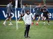 Bundestrainer Joachim Löw beobachtet das letzte Training in Seefeld. Foto: Federico Gambarini/dpa