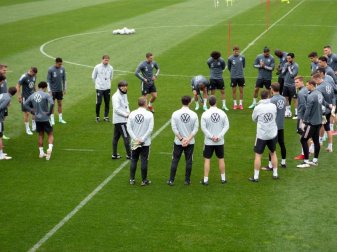 Bundestrainer Joachim Löw (M) spricht während des Trainings zur Mannschaft. Foto: Federico Gambarini/dpa Bundestrainer Joachim Löw (M) spricht während des Trainings zur Mannschaft. Foto: Federico Gambarini/dpa