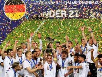 Die Spieler der deutschen U-21 feiern im Konfettiregen die Europameisterschaft. Foto: Marton Monus/dpa Die Spieler der deutschen U-21 feiern im Konfettiregen die Europameisterschaft. Foto: Marton Monus/dpa