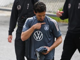 Mats Hummels schaut auf das DFB Logo auf seinem T-Shirt. Foto: Federico Gambarini/dpa Mats Hummels schaut auf das DFB Logo auf seinem T-Shirt. Foto: Federico Gambarini/dpa
