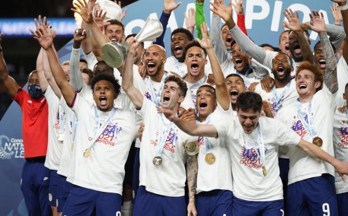 Die Spieler des US-Teams feiern den Sieg über Mexiko im Finale. Foto: Jack Dempsey/AP/dpa