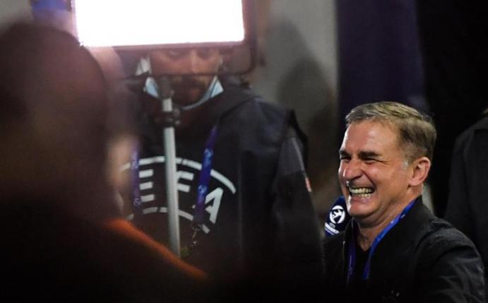 U21-Trainer Stefan Kuntz (r) lacht beim Interview. Foto: Marton Monus/dpa