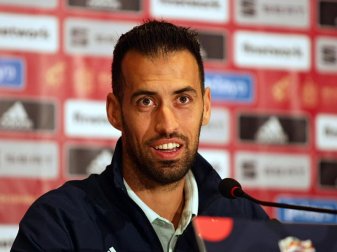 Der Kapitän der Spanier wurde positiv auf das Corona-Virus getestet: Sergio Busquets bei einer Pressekonferenz. Foto: -/Ukrinform/dpa Der Kapitän der Spanier wurde positiv auf das Corona-Virus getestet: Sergio Busquets bei einer Pressekonferenz. Foto: -/Ukrinform/dpa