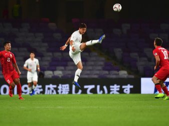 Aizar Akmatov (m.) musste für Kirgisistan ins Tor Aizar Akmatov (m.) musste für Kirgisistan ins Tor